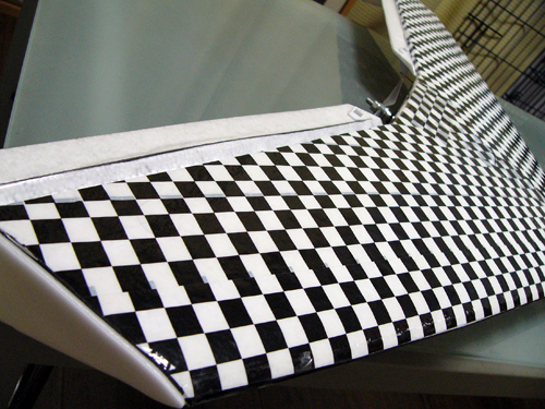 スポーティーにチェッカーブロックのパッキングテープ?