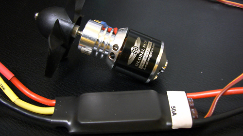 外したモーターとアンプ