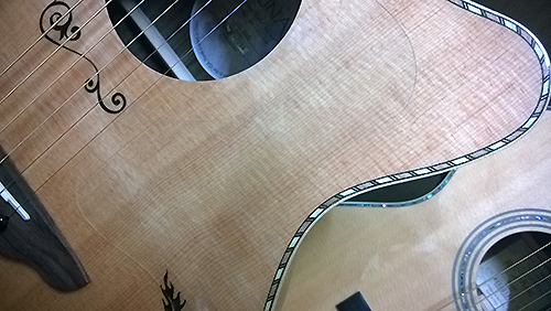 透明タイプをLuna Guitars Vicki Genfan Signature に貼りました