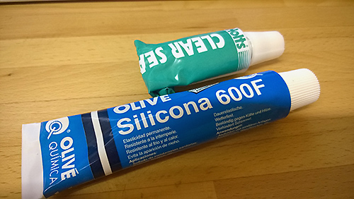 付属のシリコンシーラーと今回使ったHOLTSのシーラー