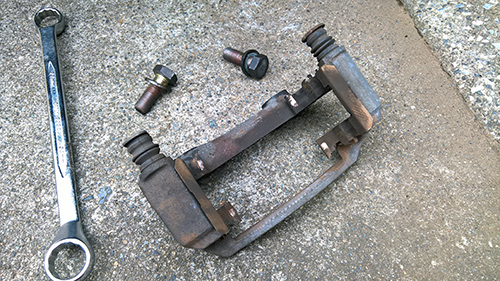 外したブレーキキャリパー