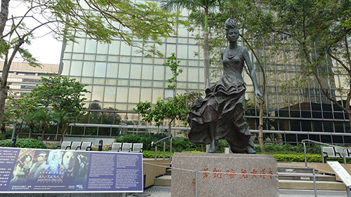 尖沙咀東海濱平台花園　誰の像？