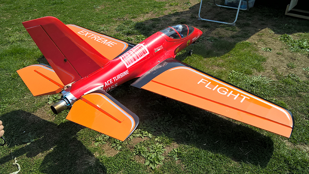 HSD VIPER JET 改造後の主翼と尾翼