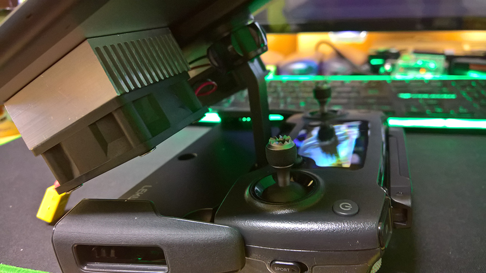 iPad miniに取り付けてコントローラーにセット